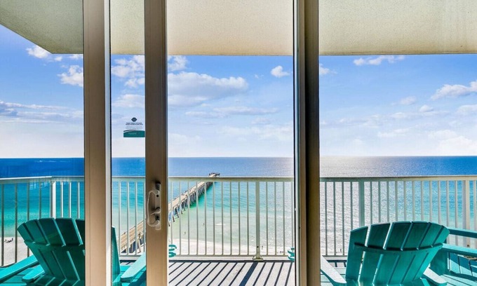 Navarre Beach Apartamento | Pier Serenity: Newly Renovated! Sleeps 8! Heated Pool and Hot Tub!