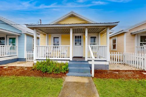 Kure Beach Casa | Pier View Cottage Unit 1