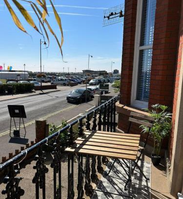 Felixstowe Apartamento | Pier View Felixstowe - Sea View, 50m from the beach
