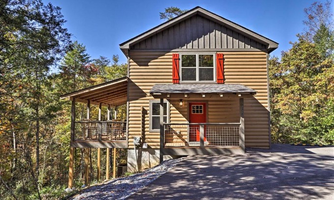 Pigeon Forge Casa | Pigeon Forge Cabin with Hot Tub 1 Mi to Parkway