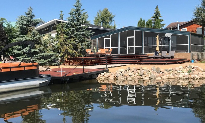 Division No. 11 Cabaña | Pigeon Lake Direct Lakefront Home ***HOT TUB *** July/1st wk Aug