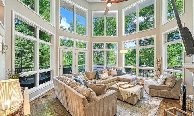 Livingston Casa | Pigeon Cove Hideaway: Gorgeous Lakefront Retreat