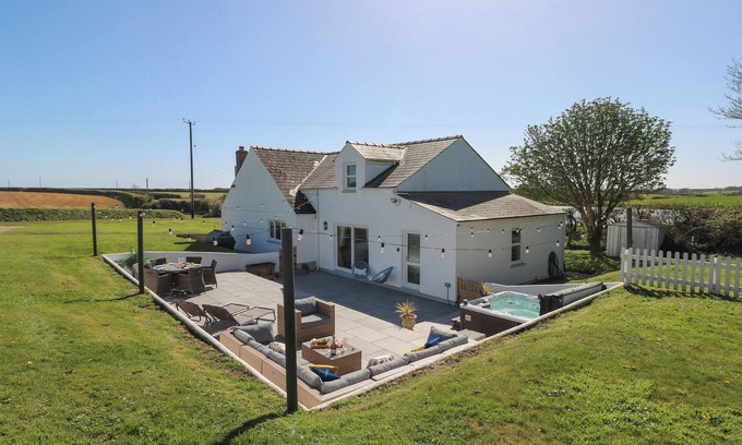 St Ishmaels Cabaña | PIGLET COTTAGE, pet friendly, with hot tub in Milford Haven