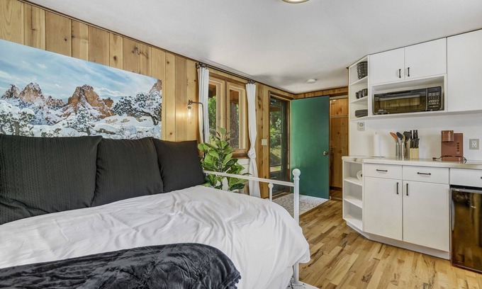 Cascade Apartamento | Pikes Peak Stone Cottage | Hot Tub & Game Room