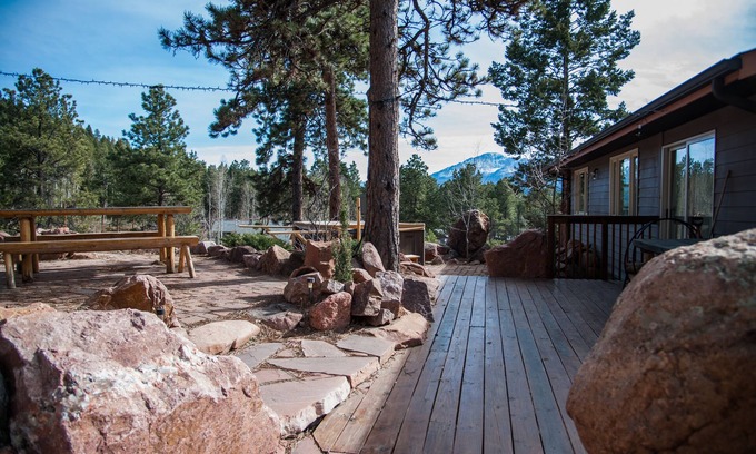 Woodland Park Casa | Tu posada de montaña Pikes Peak view. Familia vibra albergue. suite romántica.
