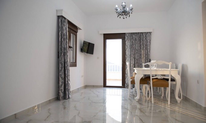 Massouri Casa | Pikos Luxury Apartment 2nd Floor
