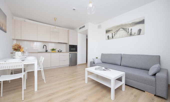 Ursynow Apartamento | Pileckiego 59 | Air Conditioned Apartment | Desk