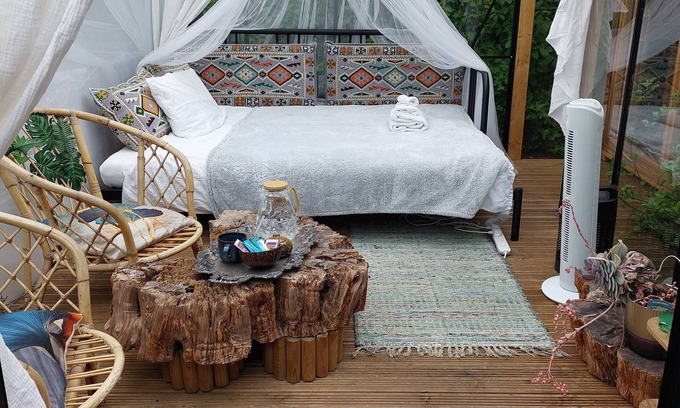 Glastonbury Alquiler De RV | Pilgrims of the Goddess - Glass Lounge