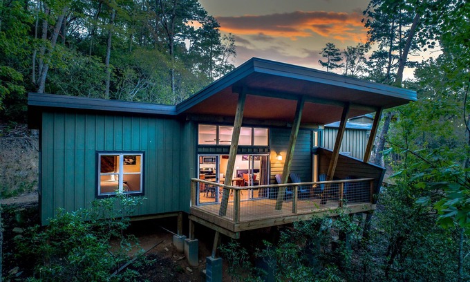 Pisgah Forest Hotel | Pilot Cove Forest Lodging