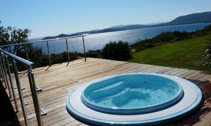 Pinarellu Villa | VILLA de 300 m2 de alto standing en terreno de 2700 m2.7 dormitorios, 6 baños, PISCINA CLIMATIZADA con vista a Bavella, SPA con vista a la Bahía de Pinarello, playa de arena 5 '