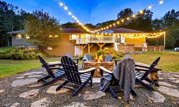 Dingmans Ferry Casa | Hot Tub*FirePit*Pinballs*Seclusion*NoPetFee