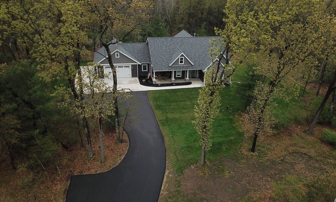 Wisconsin Dells Casa | Pine Acres- 6-bedroom, 4-bathroom home on 5 acres in rural Wisconsin Dells