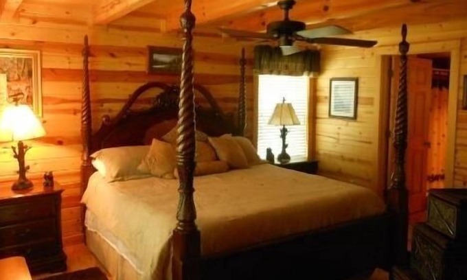 Blairsville Cabina | Pine At Blairsville 2 Bedroom Cabin by Redawning