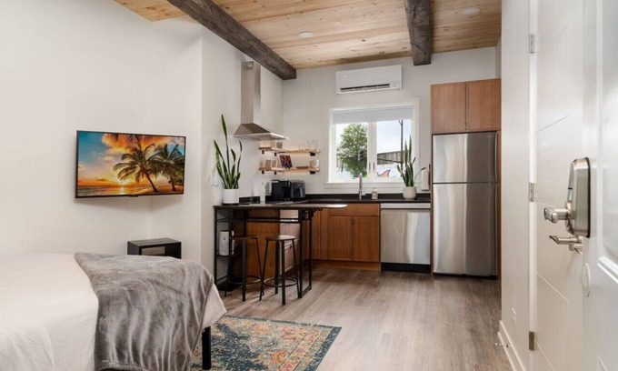Irving Park Apartamento | Pine Beam Elephant Studio next to Blue Line