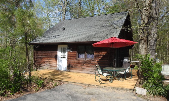 Carbondale Cabina | ¡Cabaña de pino en 30 acres! 1 milla del campus de Carbondale, IL y SIUC