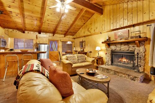 Big Bear Lake Casa | Pine Cone Cottage by Big Bear Vacations Adorable Walk To Lake Furnished Chalet