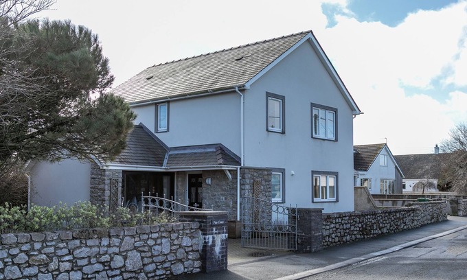 Rhoscolyn Casa | PINE CONES, with a garden in Four Mile Bridge
