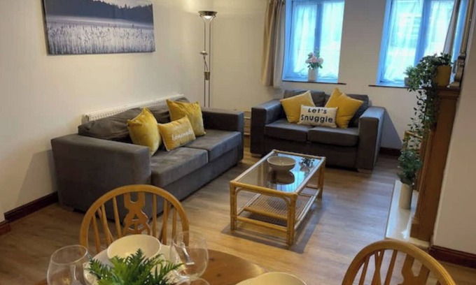 Dronfield Cabaña | Pine Cottage, a luxury cottage, cosy 2 bedroom, sleeps 4, dogs very welcome