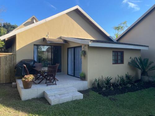 Hillcrest Apartamento | PINE COTTAGE Self catering fully equipped 2 bedroom, Queen bed 3 singles 65sqm cosy private cottage