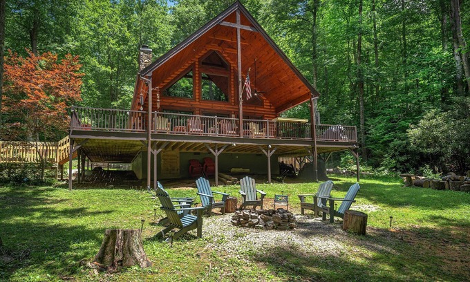 Old Fort Cabina | Pine Creek Cabin | Pet-Friendly Creekside Oasis with Hot Tub & Fire Pit!