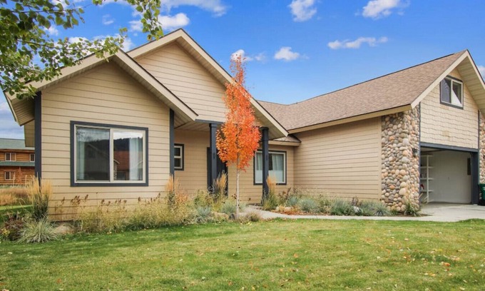 Donnelly Cabina | .Pine Crest Cottage · Fun Donnelly Getaway with a Hot Tub and Game Room!