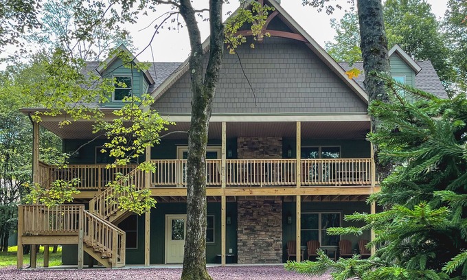 Lake Harmony Estates Chalet De Esquí | Pine Crest Lodge, Private 8BR Home with Large Yard, Dual Fireplace, & Hot Tub