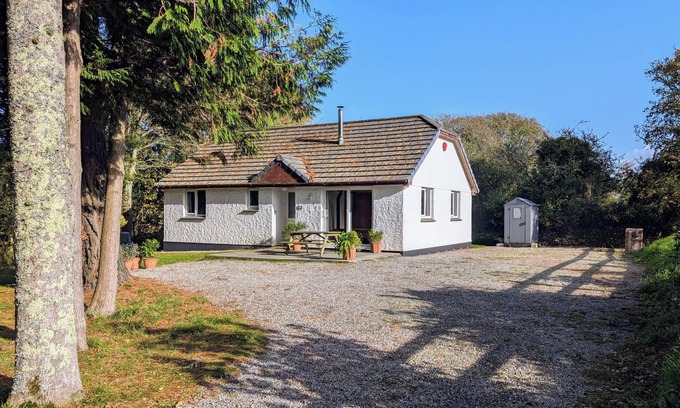 Goonhavern Casa | Pine Croft Cottage - sleeps 4, tucked away in the woodland, 5 minutes from beach