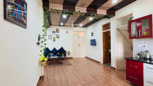 Kuthar Apartamento | Pine Forest Vibes Kasauli With Sitting Area Availbale & Garden Space, 1BHK,2BHK,3BHK,4BHK,10BHK