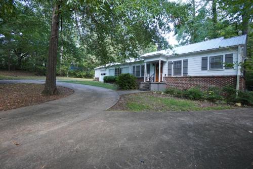 New Castle Casa | Pine Haven Getaway -Crib, Pets Welcome, Perfect for Families & Groups