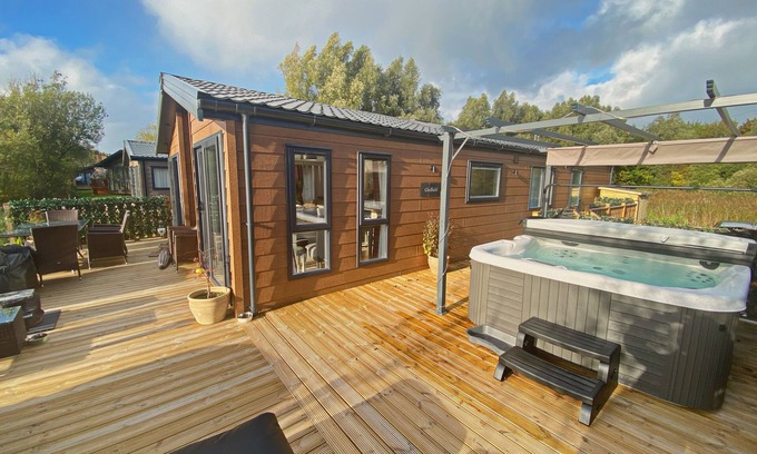 Yealand Conyers Cabaña | PINE LAKE VIEW, pet friendly, luxury holiday cottage in Carnforth