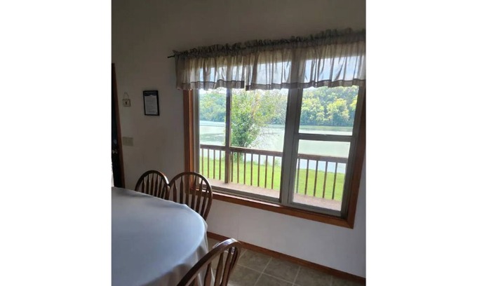 Branson Cabina | Pine Lakefront Lodge with Boat Slip