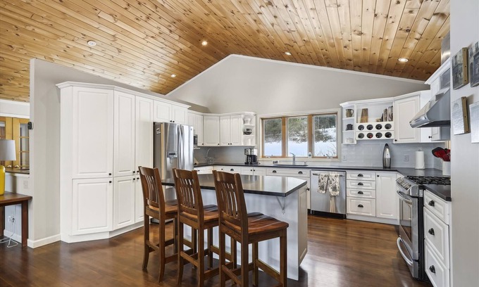 Stowe Hollow Casa | Pine Lodge: 4 br, fireplace, a/c, pool table, pond and deck!