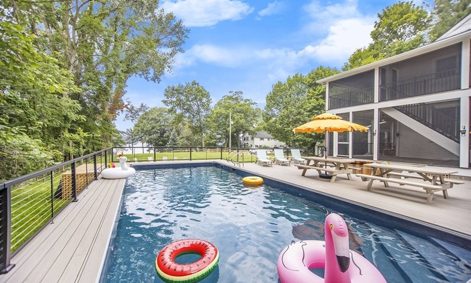 South Haven Casa | Pine Lodge: Swimming Pool, Hot Tub, Lake Michigan Beach, Sauna, Screen Porches