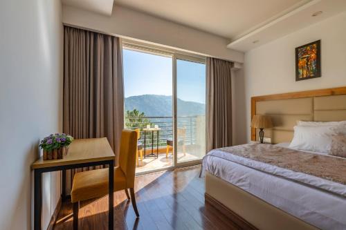 Kumarhatti Casa | Pine Maderas by Embrace