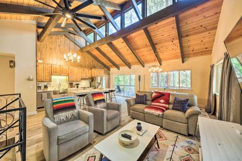 Groveland Casa | Pine Mountain Cabin with Hot Tub, 2 Mins to Marina!