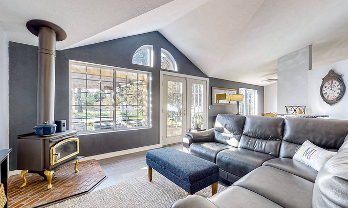 Deschutes River Woods Casa | Pine-Perfected Paradise: Your Family's Relaxing Escape at the Bird House