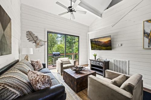 Sevierville Casa | Pine Ridge Retreat w Hot Tub Grill Games More