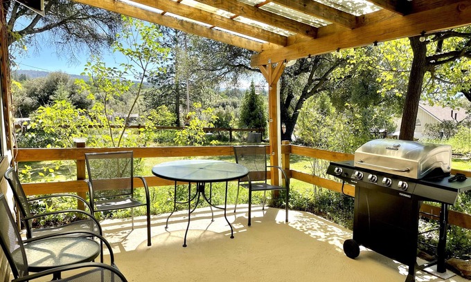 Ahwahnee Cabina | Pine Suite - Sierra Mountain Lodge