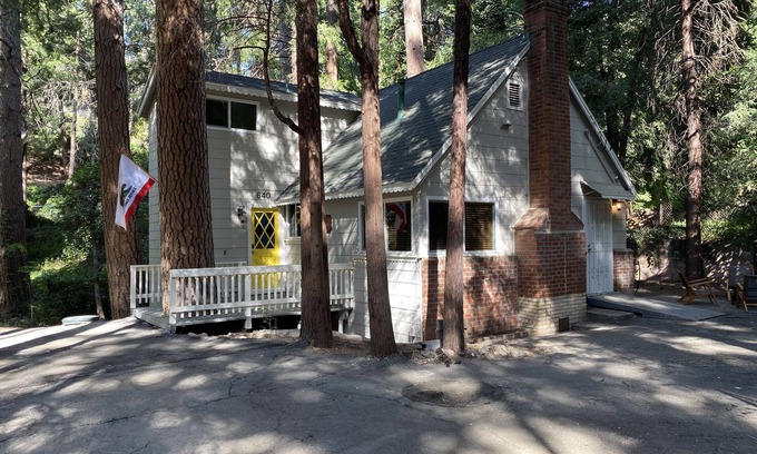 Crestline Cabina | Pine Tree Hideaway with flat property/parking