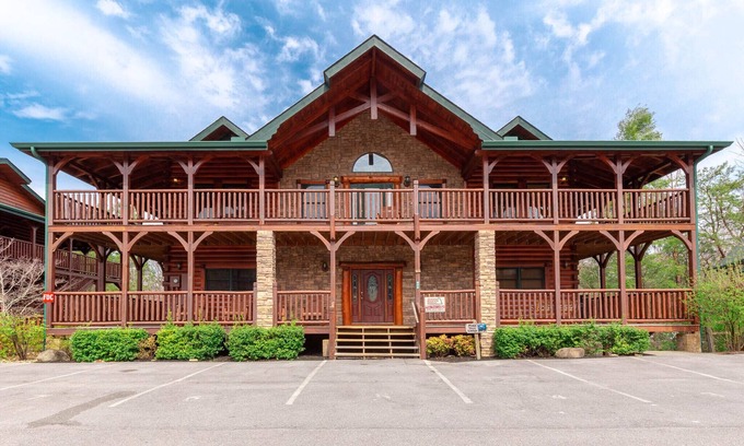 Hemlock Hills Cabina | Pine Tree Lodge, 8 habitaciones, mesa de billar, teatro, jacuzzi, Wi-Fi, capacidad para 38