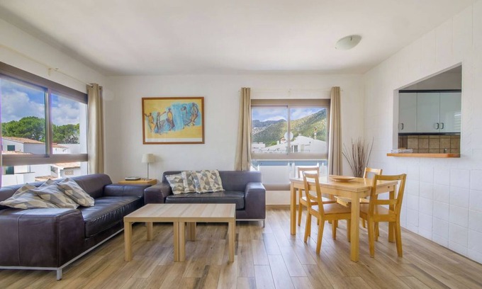 Puerto de Pollensa Apartamento | Pine Walk adjacent, 3rd floor apartment (with lift)WIFI beach 2 min great views.