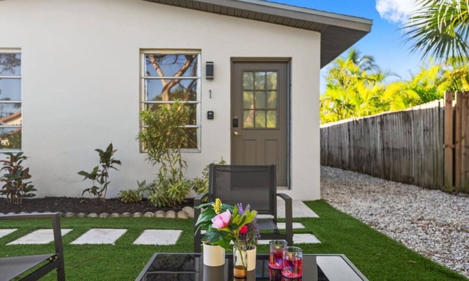 Naples Park Cabaña | Pineapple Cottage unit 1