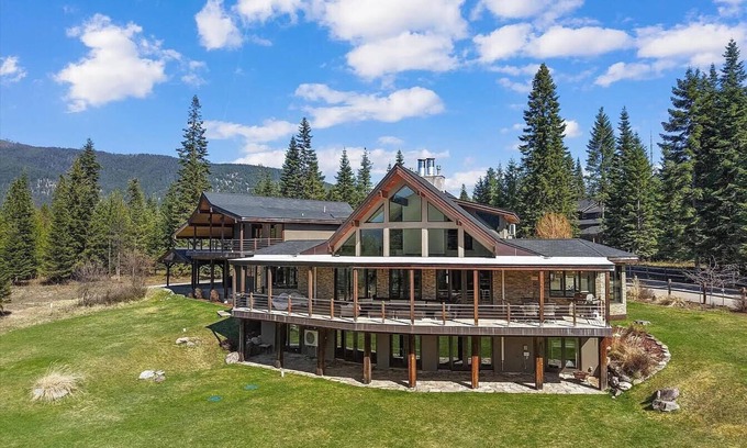 Trout Creek Casa | Pineapple Lodge Sleeps 25 With Guest House Sweeping Views Private Retreat.