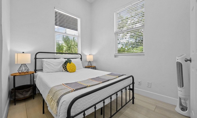 Gillespie Park Apartamento | Pineapple Paradise #1 13 min to Beach Fire Pit