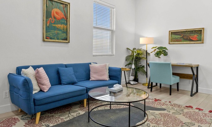 Gillespie Park Apartamento | Pineapple Paradise #2 13 min to Beach Fire Pit