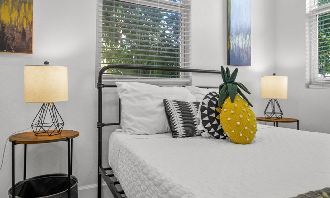 Gillespie Park Apartamento | Pineapple Paradise #3 13 min to Beach Fire Pit