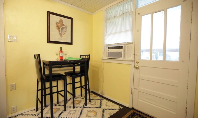 East Pensacola Heights Casa | Pineapple Paradise: EPH, Close to Downtown, Beach!