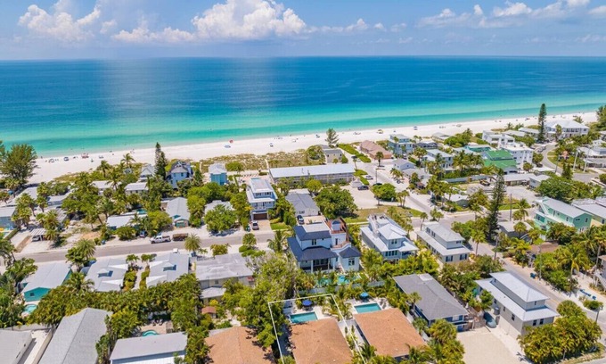 Ilexhurst Casa | Pineapple Paradise! 1 block to Beach access!