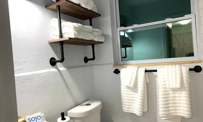 Bridgeport Heights Apartamento | Pineapple Shores Retro Inn 5