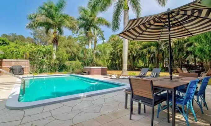 Sarasota Casa | Pineapples House- POOL private SOUTH facing HOT TUB close to BEACHES- walkable